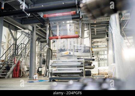 Interno di fabbrica o magazzino con costruzioni tecnologiche ed altro Foto Stock