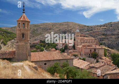 Chiesa di Santiago e quartiere della Cattedrale di Albarracin, Teruel, Spagna. Foto Stock