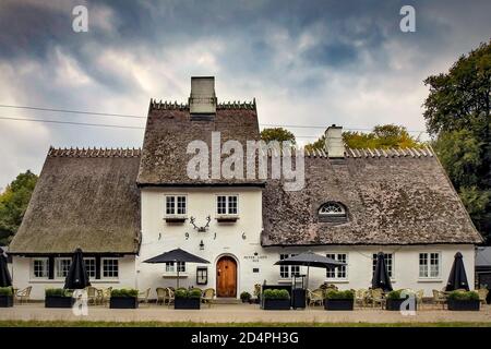 KLAMPENBORG, DANIMARCA - 03 OTTOBRE 2020: Peter Lieps Hus è un ristorante di casa di paglia sotto alberi possenti nel cuore dei boschi di Dyrehaven a nord o Foto Stock