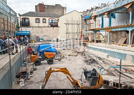 Lavori di ristrutturazione in corso presso il Bristol Lido di Bristol, Regno Unito, l'8 settembre 2007. Originariamente inaugurato come Clifton Victoria Baths nel 1850, il lido chiuse negli anni '90, prima di essere restaurato e riaperto nel 2008. Foto Stock