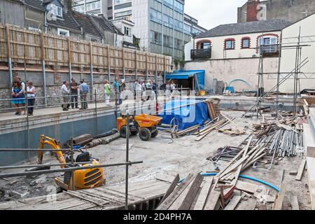 Lavori di ristrutturazione in corso presso il Bristol Lido di Bristol, Regno Unito, l'8 settembre 2007. Originariamente inaugurato come Clifton Victoria Baths nel 1850, il lido chiuse negli anni '90, prima di essere restaurato e riaperto nel 2008. Foto Stock