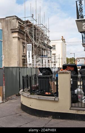 Lavori di ristrutturazione in corso presso il Bristol Lido di Bristol, Regno Unito, l'8 settembre 2007. Originariamente inaugurato come Clifton Victoria Baths nel 1850, il lido chiuse negli anni '90, prima di essere restaurato e riaperto nel 2008. Foto Stock
