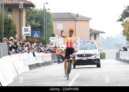 Buja, Italia. buja, Italia, 10 Ott 2020, Andreas Leknessund - uno XPro Cycling Team esultando a Buja per la leadership durante Under 23 Elite - gara in linea - gara su strada San Vito al Tagliamento - Buja - bicicletta su strada - Credit: LM/Luca Tedeschi Credit: 2020 Luca Tedeschi/LPS/ZUMA Wire/Alamy Live News Foto Stock