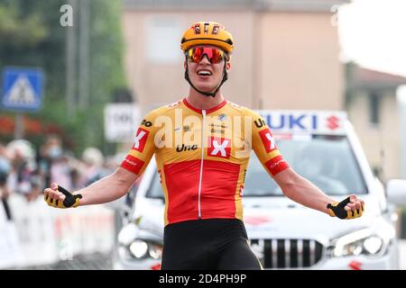 Buja, Italia. buja, Italia, 10 Ott 2020, Andreas Leknessund - uno XPro Cycling Team esultando a Buja per la leadership durante Under 23 Elite - gara in linea - gara su strada San Vito al Tagliamento - Buja - bicicletta su strada - Credit: LM/Luca Tedeschi Credit: 2020 Luca Tedeschi/LPS/ZUMA Wire/Alamy Live News Foto Stock