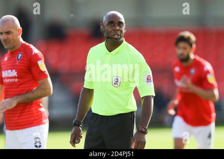 Salford, Regno Unito. 10 ottobre 2020. L'arbitro Sam Alison guarda sopra. EFL Skybet Football League Two match, Salford City contro Tranmere Rovers al Peninsula Stadium di Salford, Greater Manchester, sabato 10 ottobre 2020. Questa immagine può essere utilizzata solo per scopi editoriali. Solo per uso editoriale, è richiesta una licenza per uso commerciale. Nessun uso in scommesse, giochi o un singolo club/campionato/giocatore publications.pic di Chris Stading/Andrew Orchard sports photography/Alamy Live News Credit: Andrew Orchard sports photography/Alamy Live News Foto Stock