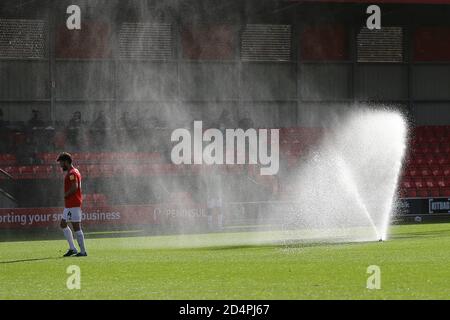 Salford, Regno Unito. 10 Ott 2020. Il gioco viene interrotto quando gli sprinkler ad acqua vengono attivati durante il gioco. EFL Skybet Football League Two match, Salford City contro Tranmere Rovers al Peninsula Stadium di Salford, Greater Manchester, sabato 10 ottobre 2020. Questa immagine può essere utilizzata solo per scopi editoriali. Solo per uso editoriale, è richiesta una licenza per uso commerciale. Nessun uso in scommesse, giochi o un singolo club/campionato/giocatore publications.pic di Chris Stading/Andrew Orchard sports photography/Alamy Live News Credit: Andrew Orchard sports photography/Alamy Live News Foto Stock