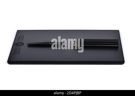 Tavoletta grafica professionale con penne multicolore e digitalizzate. Isolato su sfondo bianco. Foto ad alta risoluzione. Profondità di campo completa. Foto Stock