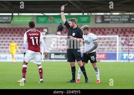 NORTHAMPTON, INGHILTERRA. Il 2020 OTTOBRE 10 il Referee Brett Huxtable mostra un cartellino giallo per Ricky Korboa di Northampton Town durante la seconda metà della partita Sky Bet League One tra Northampton Town e Peterborough al PTS Academy Stadium di Northampton sabato 10 ottobre 2020. (Credit: John Cripps | MI News) Credit: MI News & Sport /Alamy Live News Foto Stock