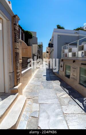 Via vuota della città di Oia nell'isola di Santorini, Grecia in una giornata di sole Foto Stock