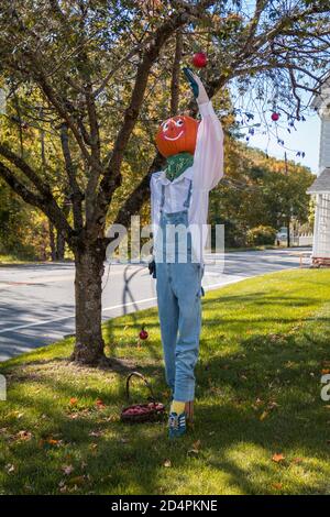 Branchville, NJ / USA - 9 ottobre 2020: Gli scaredici sono decorati intorno al quartiere per divertimento socialmente-distanza attività di caduta e concorso Foto Stock