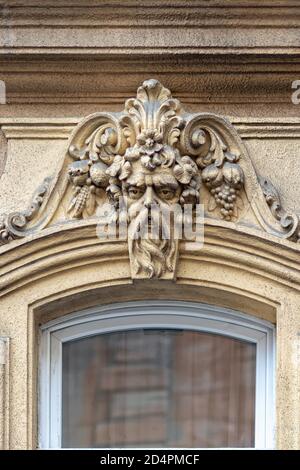 Elementi di decorazioni architettoniche di edifici, stucco in gesso, ornamento in gesso. Sulla strada di Budapest, luoghi pubblici. Foto Stock