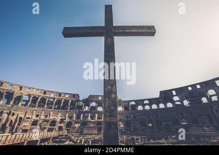 Roma, Italia. 13 maggio 2019: Croce all'interno del Colosseo di Roma in Italia. Anfiteatro flaviano, antichità dell'Impero Romano. Costruito di lime travertine Foto Stock