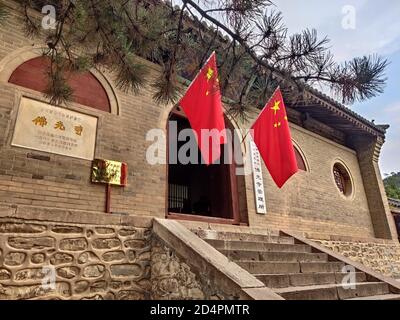 Wutaishan, Wutaishan, Cina. 10 Ott 2020. Autunno d'oro Ottobre, Giornata Nazionale settimana d'oro, montagna shanxi wutai foguang tempio è una chiave nazionale unità di protezione reliquie culturali, wutai contea foguang nuovo villaggio, a 30 chilometri dalla sede della contea. La struttura in legno esistente edifici nel paese classifica il terzo, perché questo tempio ha una lunga storia, le reliquie buddhiste nel tempio è prezioso, così è chiamato ''la luce del Buddha asiatico' Credit: SIPA Asia/ZUMA Wire/Alamy Live News Foto Stock