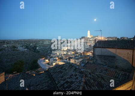 Vista di Matera di notte, Basilicata, Italia, Europa Foto Stock