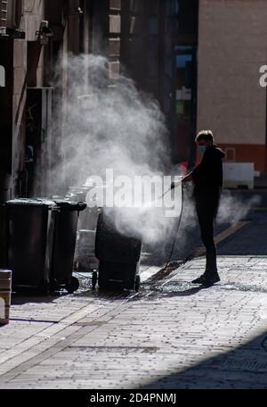 Glasgow, Scozia, Regno Unito. 10 ottobre 2020. La pulizia inizia il giorno dopo l'entrata in vigore delle nuove restrizioni del coronavirus che hanno chiuso tutti i ristoranti e i pub della cintura centrale. Credito: SKULLY/Alamy Live News Foto Stock