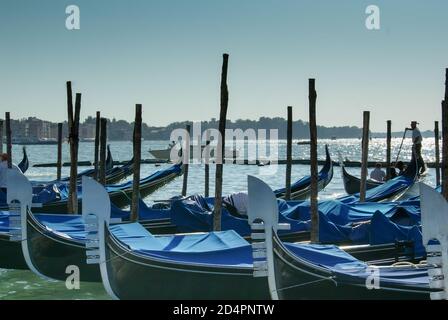 Venezia, Italia - Settembre 2010: Una gondoliere veniziana parcheggia la sua gondola per lasciare i tour a Venezia Foto Stock