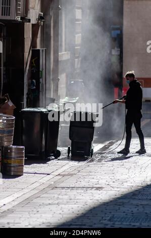 Glasgow, Scozia, Regno Unito. 10 ottobre 2020. La pulizia inizia il giorno dopo l'entrata in vigore delle nuove restrizioni del coronavirus che hanno chiuso tutti i ristoranti e i pub della cintura centrale. Credito: SKULLY/Alamy Live News Foto Stock