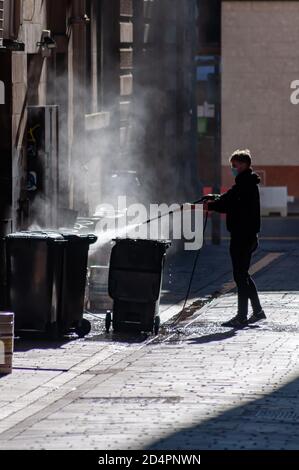 Glasgow, Scozia, Regno Unito. 10 ottobre 2020. La pulizia inizia il giorno dopo l'entrata in vigore delle nuove restrizioni del coronavirus che hanno chiuso tutti i ristoranti e i pub della cintura centrale. Credito: SKULLY/Alamy Live News Foto Stock