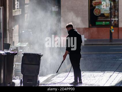 Glasgow, Scozia, Regno Unito. 10 ottobre 2020. La pulizia inizia il giorno dopo l'entrata in vigore delle nuove restrizioni del coronavirus che hanno chiuso tutti i ristoranti e i pub della cintura centrale. Credito: SKULLY/Alamy Live News Foto Stock