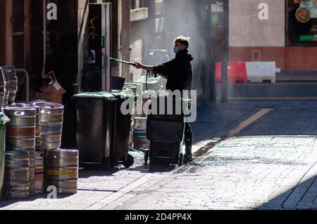 Glasgow, Scozia, Regno Unito. 10 ottobre 2020. La pulizia inizia il giorno dopo l'entrata in vigore delle nuove restrizioni del coronavirus che hanno chiuso tutti i ristoranti e i pub della cintura centrale. Credito: SKULLY/Alamy Live News Foto Stock