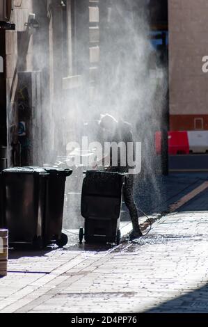 Glasgow, Scozia, Regno Unito. 10 ottobre 2020. La pulizia inizia il giorno dopo l'entrata in vigore delle nuove restrizioni del coronavirus che hanno chiuso tutti i ristoranti e i pub della cintura centrale. Credito: SKULLY/Alamy Live News Foto Stock