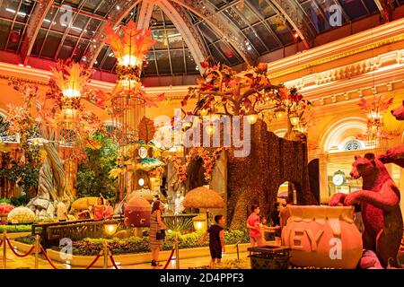 Las Vegas, 25 SETTEMBRE 2020 - Vista notturna interna del Bellagio Conservatory e dei Giardini Botanici Foto Stock