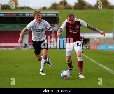 Nicholas Adams (a destra) di Northampton Town e Frankie Kent di Peterborough United combattono per la palla durante la partita della Sky Bet League One al PTS Academy Stadium di Northampton. Foto Stock