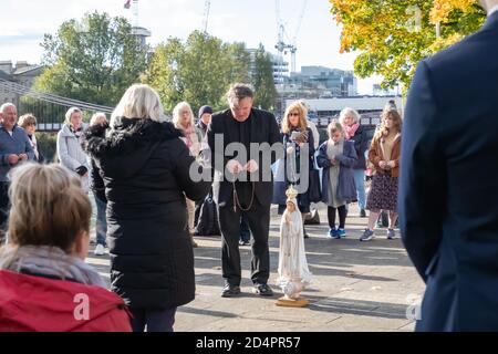 Glasgow, Scozia, Regno Unito. 10 ottobre 2020. Le stazioni della croce sono state dette in un incontro religioso sulle rive del fiume Clyde di fronte alla Cattedrale Metropolitana Cattolica Romana di Sant'Andrea. Credito: SKULLY/Alamy Live News Foto Stock