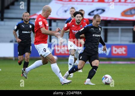 Salford, Regno Unito. 10 Ott 2020. Kiron Morris di Tranmere Rovers (r) fa una rottura. EFL Skybet Football League Two match, Salford City contro Tranmere Rovers al Peninsula Stadium di Salford, Greater Manchester, sabato 10 ottobre 2020. Questa immagine può essere utilizzata solo per scopi editoriali. Solo per uso editoriale, è richiesta una licenza per uso commerciale. Nessun uso in scommesse, giochi o un singolo club/campionato/giocatore publications.pic di Chris Stading/Andrew Orchard sports photography/Alamy Live News Credit: Andrew Orchard sports photography/Alamy Live News Foto Stock