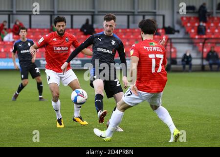 Salford, Regno Unito. 10 Ott 2020. Paul Lewis di Tranmere Rovers (c) passa la palla. EFL Skybet Football League Two match, Salford City contro Tranmere Rovers al Peninsula Stadium di Salford, Greater Manchester, sabato 10 ottobre 2020. Questa immagine può essere utilizzata solo per scopi editoriali. Solo per uso editoriale, è richiesta una licenza per uso commerciale. Nessun uso in scommesse, giochi o un singolo club/campionato/giocatore publications.pic di Chris Stading/Andrew Orchard sports photography/Alamy Live News Credit: Andrew Orchard sports photography/Alamy Live News Foto Stock