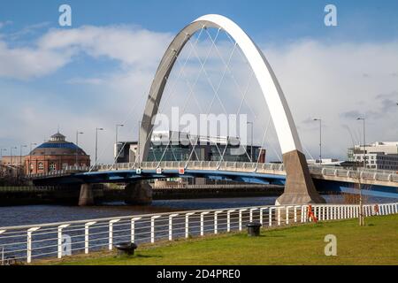 Il Clyde Arc (noto localmente come la Squinty Bridge), è una strada ponte che attraversa il fiume Clyde a Glasgow, Scozia Foto Stock