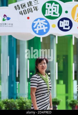 (201010) -- SHENZHEN, 10 ottobre 2020 (Xinhua) -- Xiong Yonglan propone una foto al palazzo giovanile del distretto di Bao'an a Shenzhen, provincia del Guangdong della Cina meridionale, 8 settembre 2020. Xiong Yonglan, che ora è un direttore presso il palazzo giovanile del distretto di Bao'an a Shenzhen, si è sforzata per una vita migliore nella città dal momento in cui è entrata nella città. Nel 1992, Xiong Yonglan, 18 anni, è venuto alla filiale di Shenzhen di Mabuchi Motor e ha lavorato alla linea di assemblaggio. Presto, con le sue eccezionali prestazioni sul lavoro, Xiong divenne un ispettore di qualità a tempo pieno. Nel suo tempo libero, lei studi Foto Stock