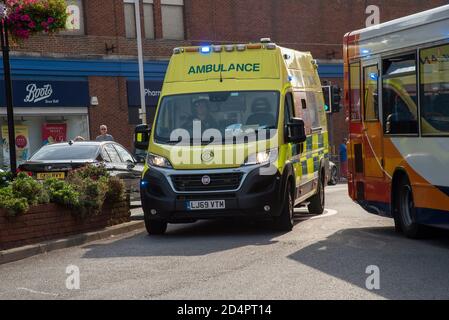 Margate, Kent, Inghilterra, Regno Unito. 2020. Un'ambulanza su un grido fa strada attraverso un'automobile e un autobus locale in traffico intenso , Foto Stock