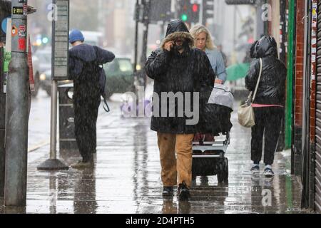 Londra, Regno Unito. 09 ottobre 2020. Le persone camminano lungo le strade durante una giornata di pioggia. Credit: SOPA Images Limited/Alamy Live News Foto Stock