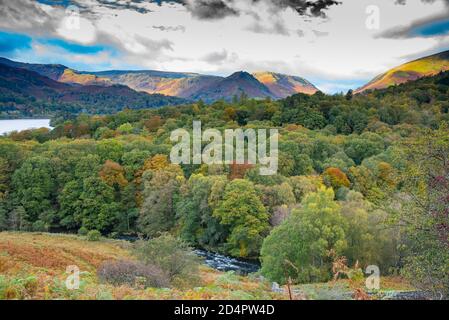 Lake District, Regno Unito. 10 Ott 2020. Colori autunnali in mostra a Grasmere, Ambleside, Cumbria nel Lake District, UK Credit: John Eveson/Alamy Live News Foto Stock