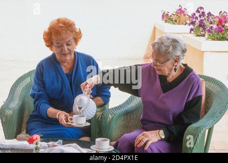 Due donne anziane che bevono il tè, Florida, USA 1996 Foto Stock