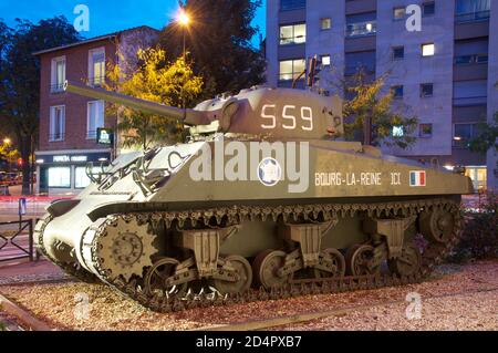 Un serbatoio Sherman si trova accanto al Avenue du Général Leclerc a Bourg-la-Reine. Il 25 agosto 1944 le forze francesi libere passarono questa strada per liberare Parigi. Foto Stock