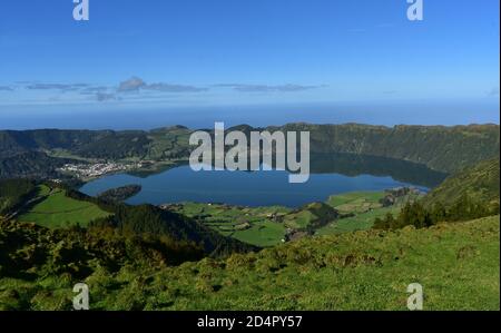 Bella Caldera Sete Cidades che forma un grande lago nelle Azzorre. Foto Stock