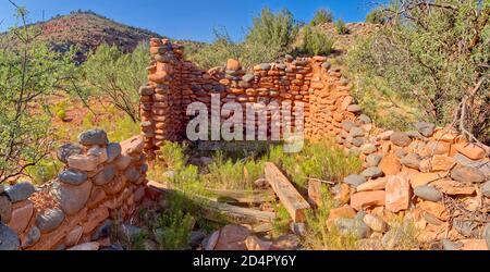 Rovine di una vecchia casa vicino alla confluenza di Hell Canyon, Bear Canyon, e il fiume Verde nella Prescott National Forest vicino Paulden Arizona. Foto Stock