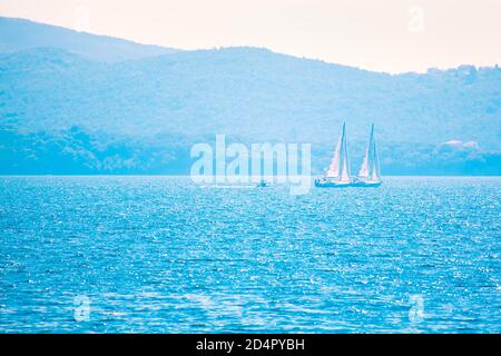 Due barche a vela sulla Blue Bay Foto Stock