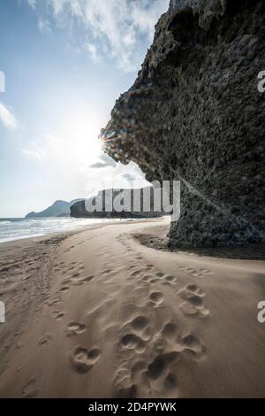 Lingue laviche pietrificate e costa rocciosa sulla spiaggia Playa del Monsul, Riserva Naturale Cabo de Gata-Nijar, Almeria, Andalusia, Spagna, Europa Foto Stock