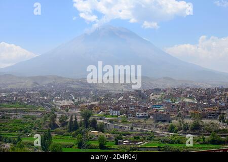 Vista dal punto di vista Mirador de Yanahuara al vulcano misti, Arequipa, Perù, Sud America Foto Stock