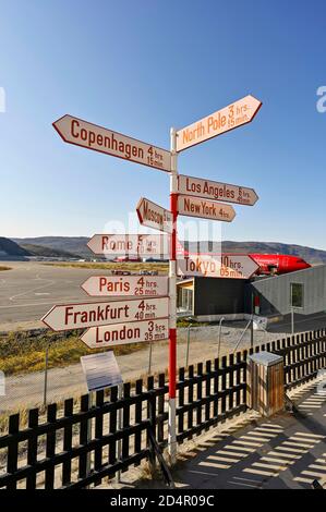 Nomi internazionali delle capitali sui cartelli accanto alla pista, aeroporto, Kangerlussuaq, Groenlandia, Nord America Foto Stock