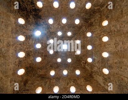 Soffitto a volta con luce, storico bagno moresco, bagni arabi, El Bañuelo, Granada, Andalusia, Spagna, Europa Foto Stock