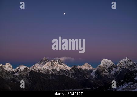 Vista nella luce della sera con la luna dal Passo Renjo la 5417 m a est a Himalaya con Pumori, Changtse, Monte Everest 8848m, Nuppse 7864m, Lhotse Foto Stock