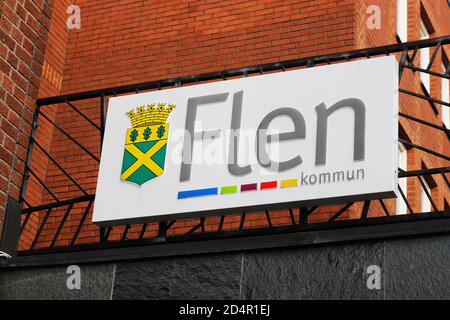 Flen, Svezia - 3 luglio 2020: Primo piano del cartello sopra l'ingresso del municipio di Flen. Foto Stock