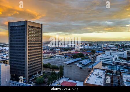 Bella città di Johannesburg skyline e hisgh torri e palazzi Foto Stock