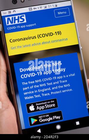 Applicazione NHS COVID, scaricare COVID-19 Contact Tracing NHS App sul telefono cellulare da App Store o Google Play Foto Stock
