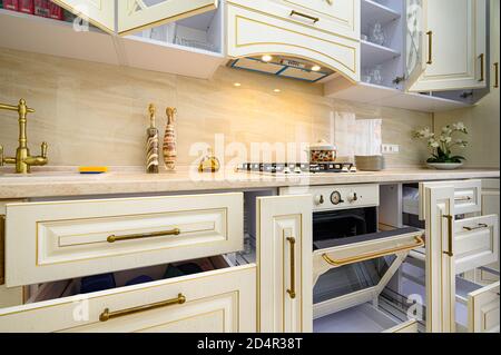 Mobili beige in cucina progettata in stile provenzale, tutte le porte aperte Foto Stock