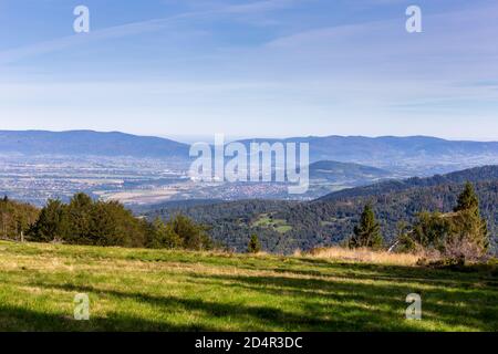 Il paesaggio del bacino dello Zywiec (Valle) nelle montagne di Beskid, in Polonia, con foreste verdi, prati e il lago Zywiec, montagna ZAR, vista dalla collina di Milowka, Foto Stock